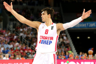 Na tem prvenstvu, Dario Šarić v povprečju dosega 10,8 točk, 6,0 skokov in 2,4 podaje na tekmo (Foto: FIBA Europe).