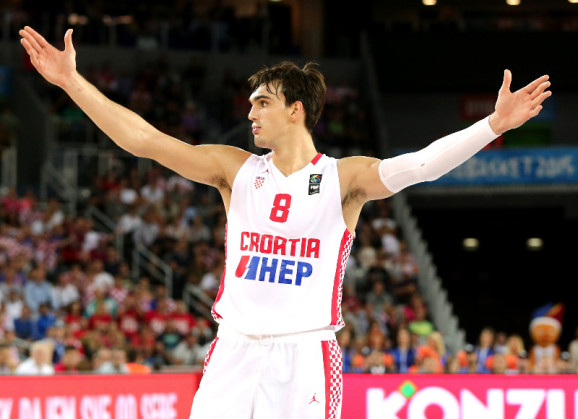 Na tem prvenstvu, Dario Šarić v povprečju dosega 10,8 točk, 6,0 skokov in 2,4 podaje na tekmo (Foto: FIBA Europe).